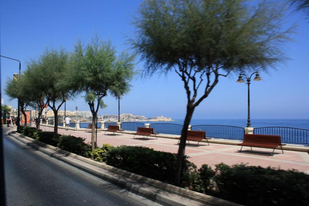 Modern Apartment Steps To St George'S Bay Saint Julian's Exterior photo